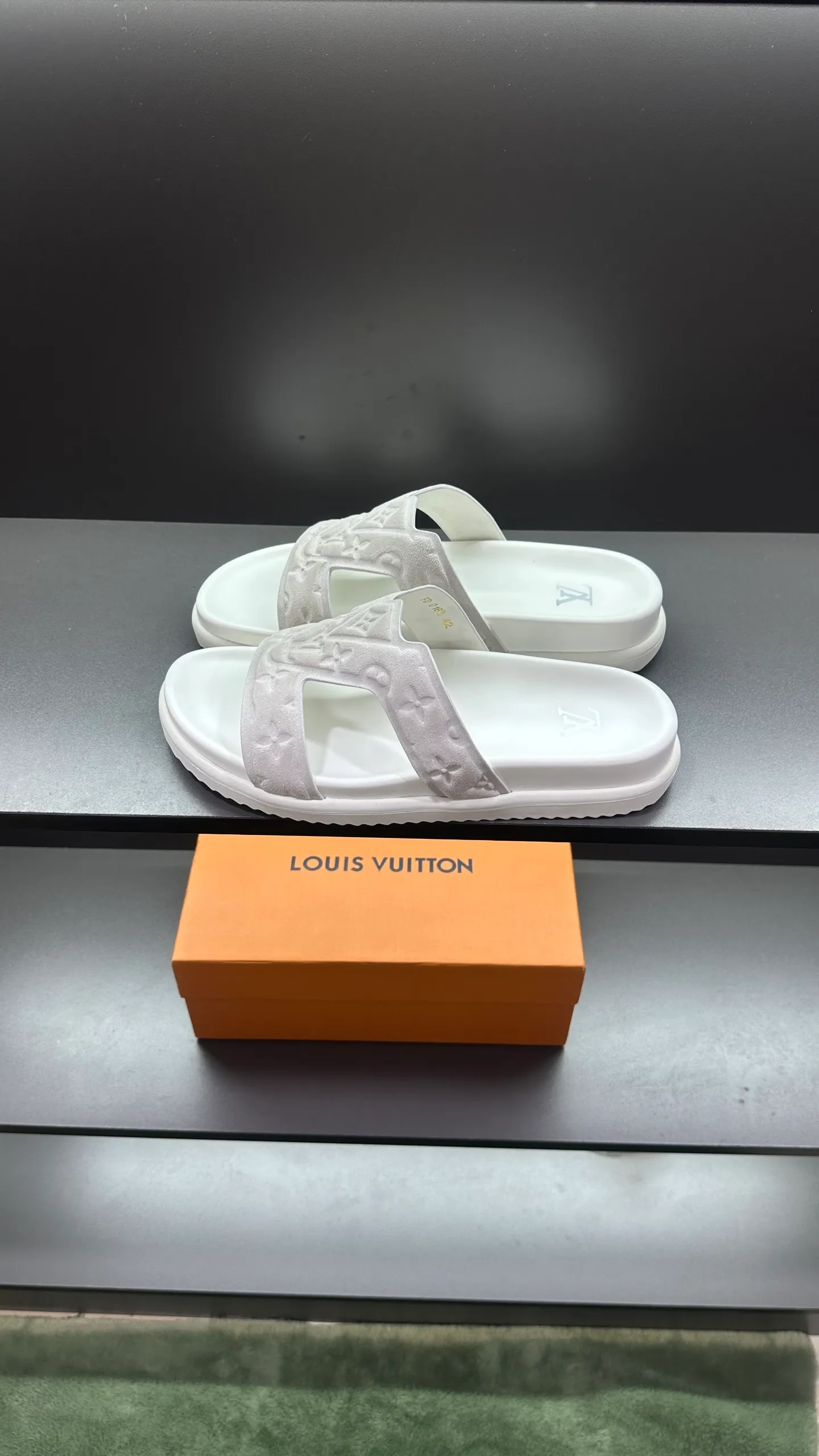 P300 🔍Top purchasing agent LV men's spring and summer slippers counter synchronized. The upper is made of cowhide fabric imported from Italy, with logo graphics and high-quality craftsmanship. The sole is: the original sole provided by the original factory. The exclusive molded sole is super comfortable. The original factory follows the order. 🔍🔍High quality. You can enter and exit the counter at will. Welcome to compare. Size 38-45